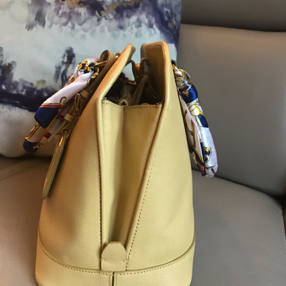 Prada - Picture 2 of 11